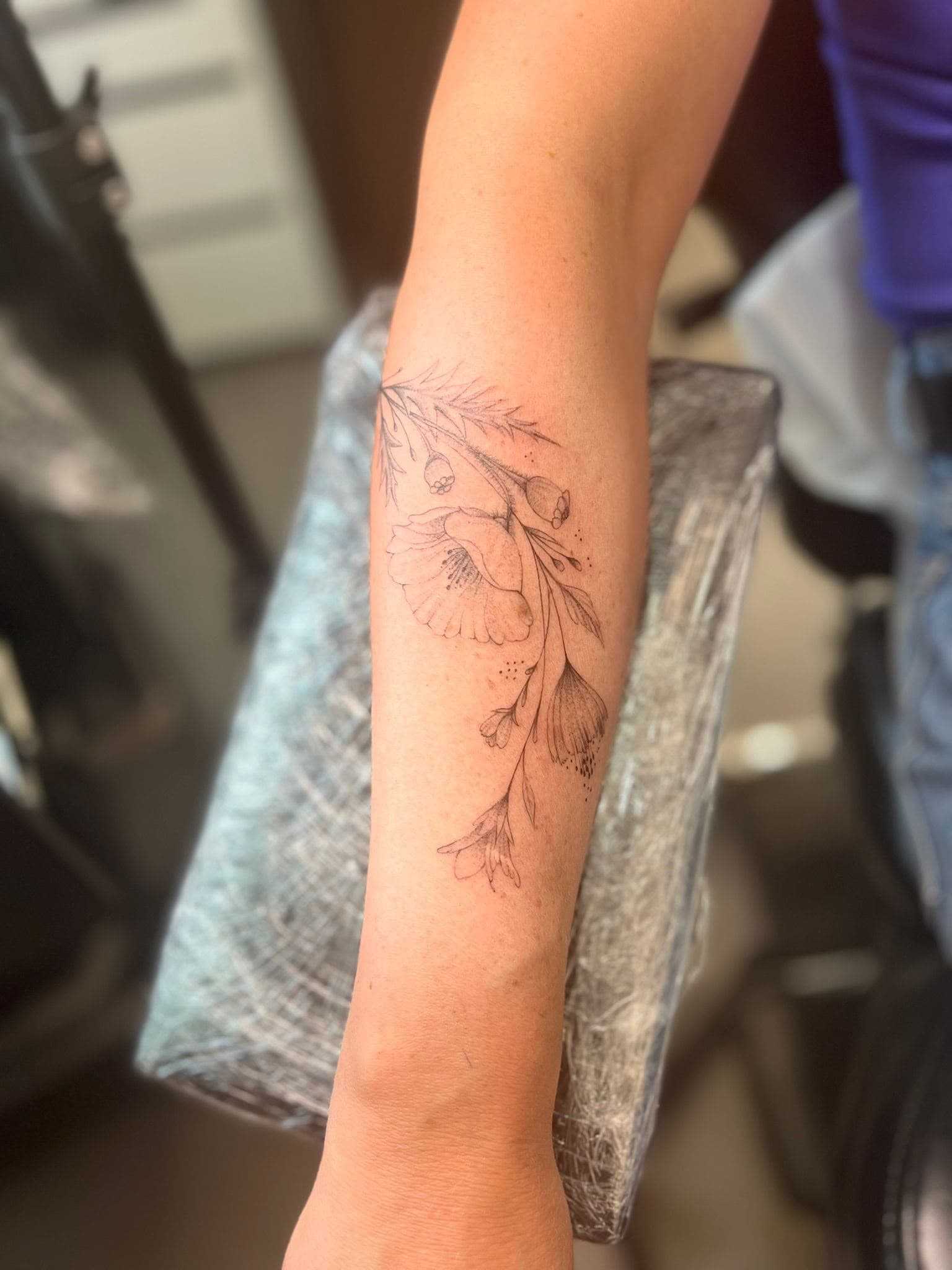 Florales Line-Art am Arm