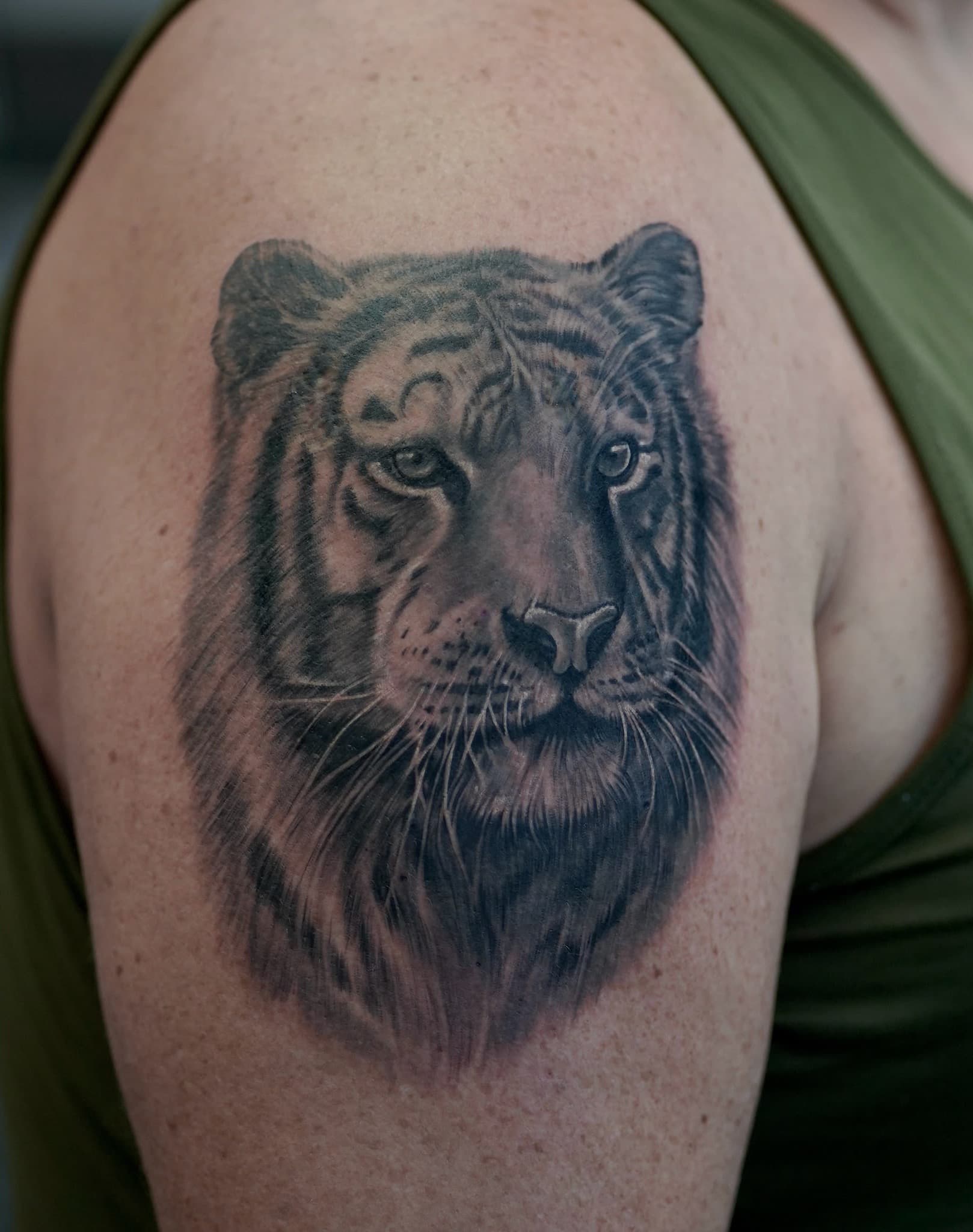 Tiger-Portrait am Oberarm