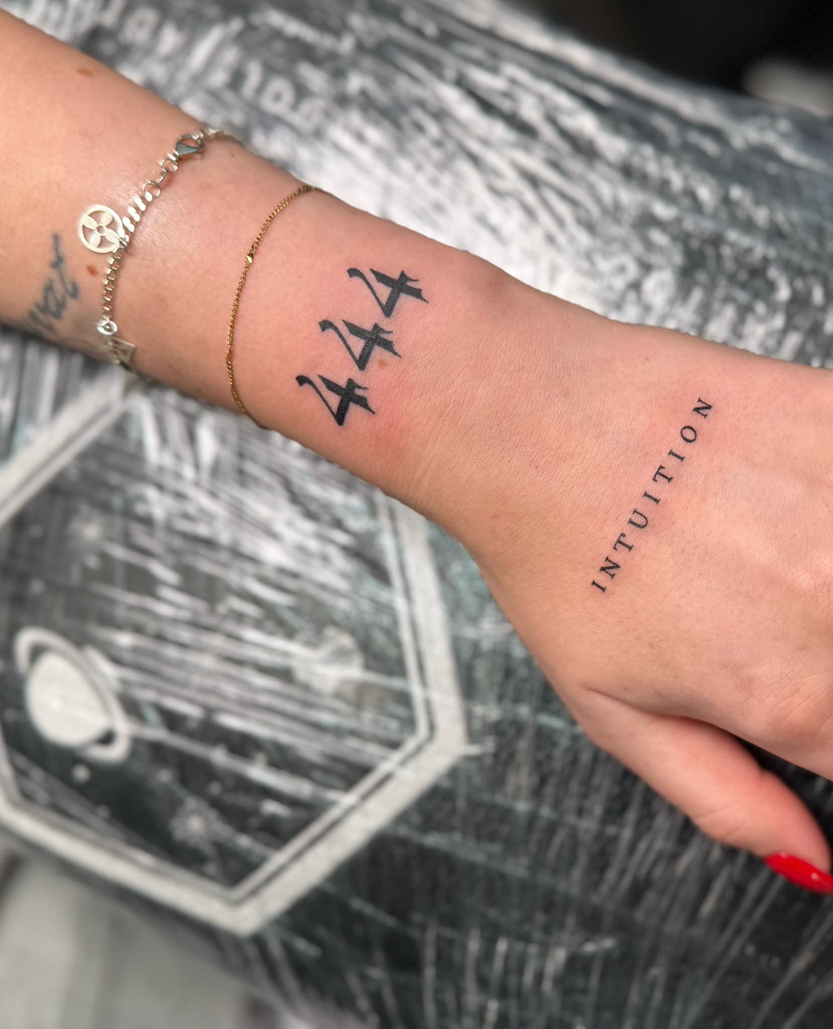 "444" und "Intuition" Schriftzug